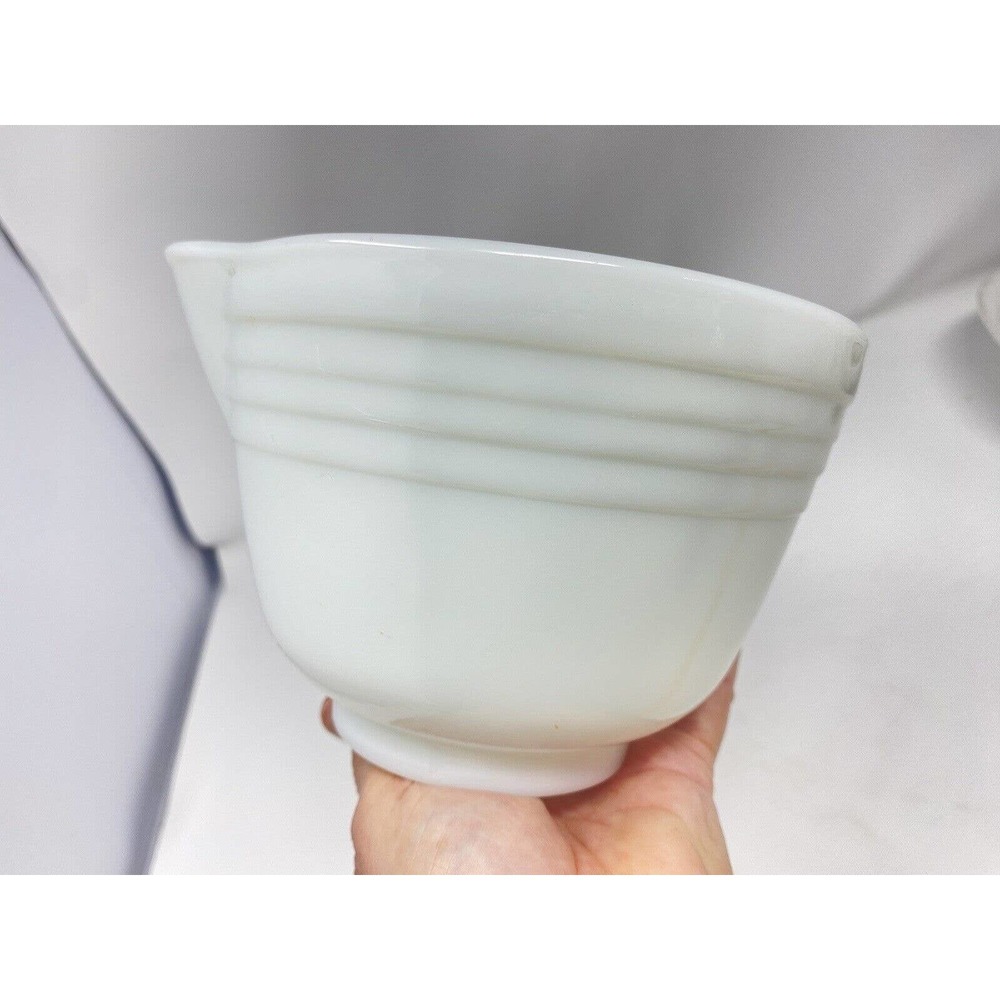 PYREX Hamilton Beach White Milk Glass Mixing Bowl W/ Pour Spout USA